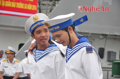 Hai tân binh trao đổi trước khi chia tay lên đường nhận nhiệm vụ