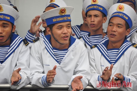 Các tân binh hát những bài ca về người lính biển
