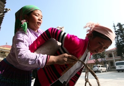  Mẹ con bà Giàng Thị Pờ ở xã Pải Lủng (Mèo Vạc, Hà Giang) nhận gạo của Chính phủ.