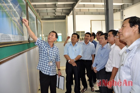 Lãnh đạo Công ty TNHH Hai Vina Kim Liên (Nam Đàn) giới thiệu về quy trình hoạt động của nhà máy với Chủ tịch UBND tỉnh Nguyễn Xuân Đường và Đoàn công tác của tỉnh. Ảnh: Hữu Nghĩa.