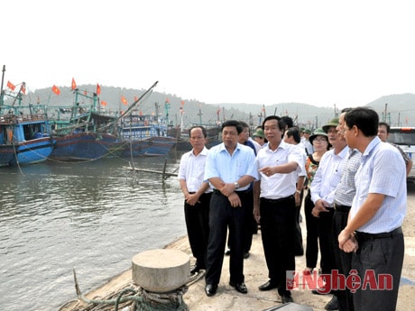 Đồng chí Nguyễn Xuân Đường kiểm tra hệ thống neo đậu tàu thuyền tại cảng cá Lạch Quèn (Quỳnh Lưu).  Ảnh: H.N