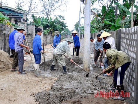 Mở đường giao thông ở xã Nghi Long (Nghi Lộc). Ảnh: Khánh Ly