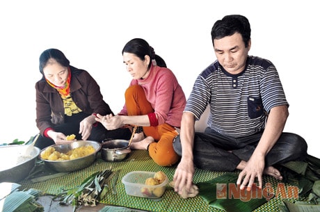 Gia đình anh Phạm Văn Lộc chuẩn bị lá dong và nguyên liệu để gói bánh chưng. Ảnh: N.K