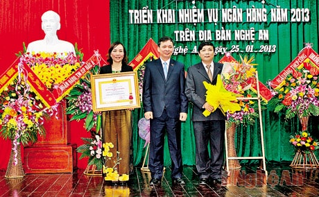 Ngân hàng Nhà nước - Chi nhánh Nghệ An đón nhận Huân chương Lao động hạng Nhì.