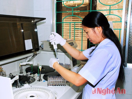 Xét nghiệm bệnh phẩm.