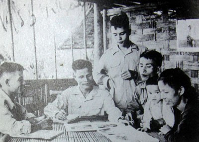 Đại tướng Nguyễn Chí Thanh (thứ 2 từ trái qua) ở Việt Bắc, năm 1953. Ảnh tư liệu