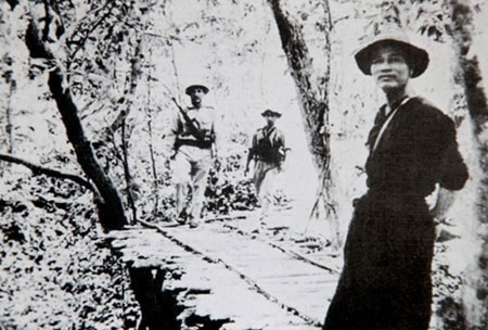 Đại tướng Nguyễn Chí Thanh trên đường công tác tại chiến trường miền Nam  năm 1965. Ảnh tư liệu