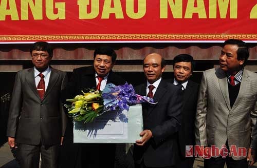 Lãnh đạo tỉnh chúc mừng Cảng Cừa lò đón nhận mã hàng đầu tiên của năm 2014.