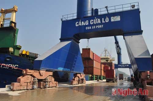 Ngay từ đầu năm mới, tại Cảng cửa lò đã nhộn nhịp tàu ra vào bốc xếp hàng hóa .