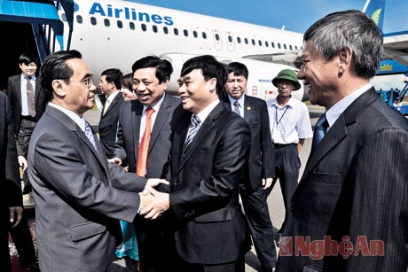 Lãnh đạo Bộ ngoại giao và lãnh đạo tỉnh đón tiếp Thủ tướng Lào tại sân bay Vinh