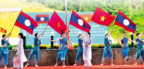 Chương trình văn nghệ ca ngợi tình hữu nghị Việt - Lào