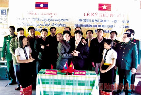 Lễ ký kết 2 bản - bản (Việt Nam - Lào)