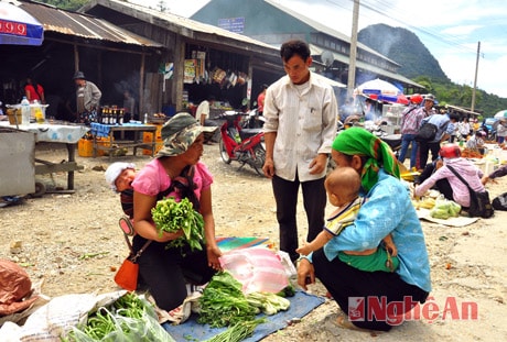 Người dân Việt - Lào đi chợ biên Cửa khẩu Nậm Cắn - Noọng Hét. Ảnh: Trần Hải