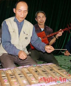 Nghệ nhân Trương Sông Hương với dàn đàn tính truyền thống.
