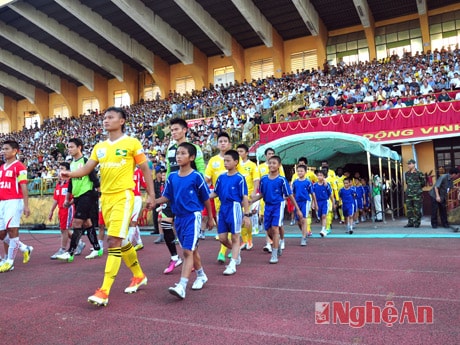 Sông Lam Nghệ An ra quân tại V. League 2013. Ảnh: Đ.C