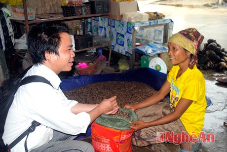 CTV Vi Văn Chôồng tác nghiệp ở Mường Xén. Ảnh: Xuân Hoàng