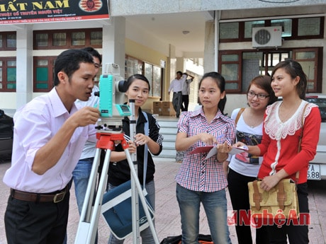 Sinh viên khoa Địa lý 50 (Đại học Vinh) thực hành đo đạc.Ảnh: S.M