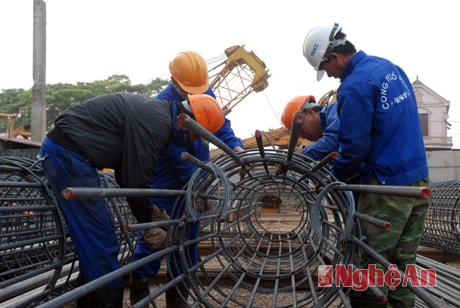 Công nhân Tổng Công ty XDCTGT4 thi công cột trụ cầu bèo  QL 1A đoạn qua cầu Giát, Quỳnh Hậu  (Quỳnh Lưu). Ảnh: Trần Tố.
