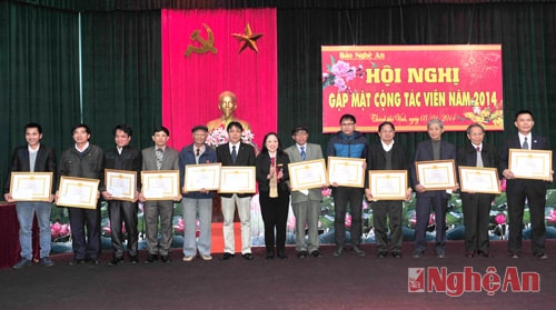 Tặng giấy khen cho các cộng tác viên tiêu biểu