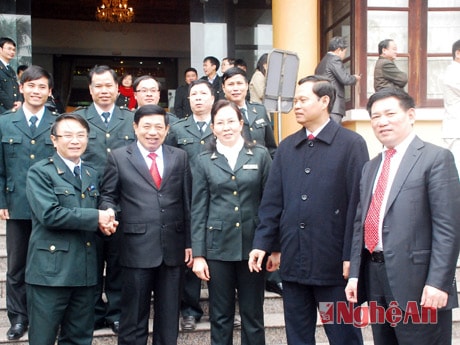Các đại biểu trao đổi bên lề hội nghị.