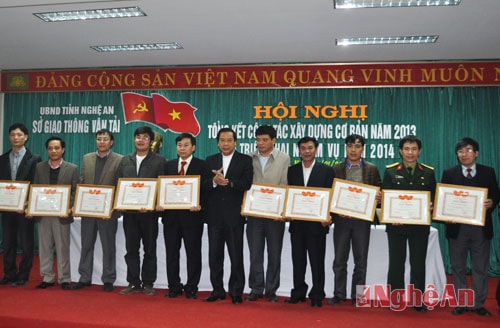 Lãnh đạo sở GT - VT trao tặng Giấy khen cho 14 đơn vị đạt thành tích xuất sắc  về công tác xây dựng kết cầu hạ tầng giao thông đường bộ.