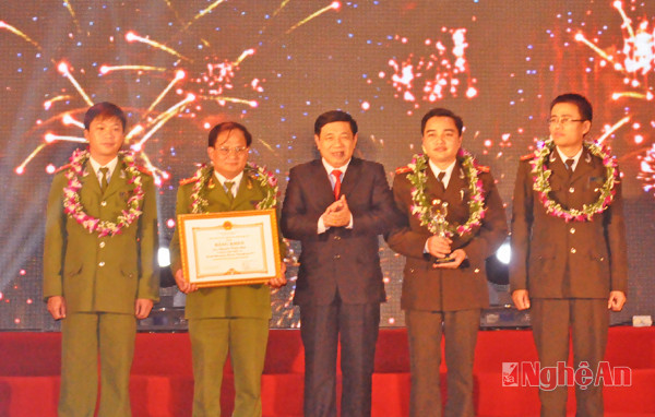 Đồng chí Nguyễn Xuân Đường trao giải Nhất cho tác giả đoạt giải.