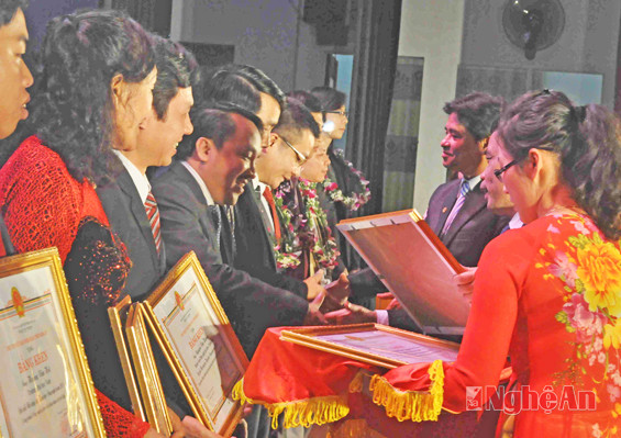 Đồng chí Huỳnh Thanh Điền trao giải Nhì cho các tác giả đoạt giải