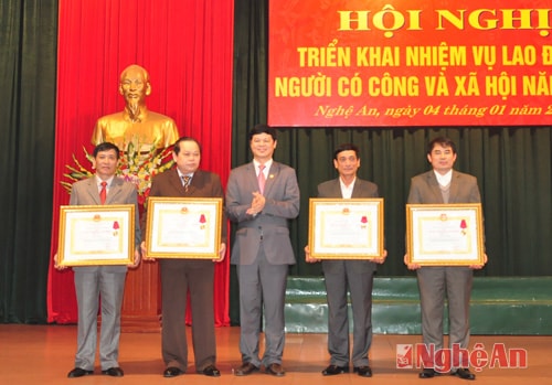 Trao huân chương lao đông hạng nhì và hạng ba cho các cá nhân có thành tích xuất sắc