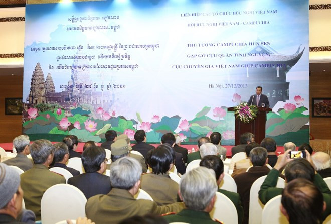Thủ tướng Campuchia Hun Sen trò chuyện cùng các cựu chiến binh Quân tình nguyện Việt Nam tại Campuchia.