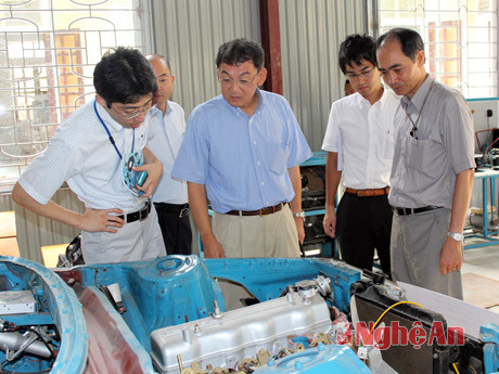 Đoàn xúc tiến đầu tư JETRO (Nhật Bản) khảo sát công tác đào tạo thợ lành nghề ở Trường dạy nghề Bắc Nghệ An.