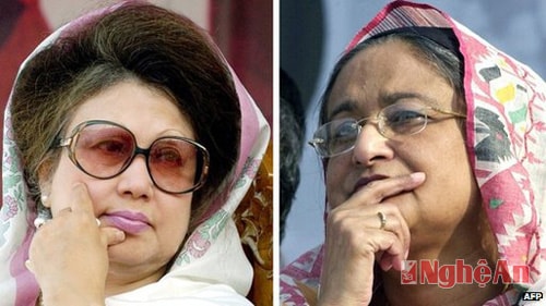 2 nhà lãnh đạo Khadela Zia (trái) và Sheikh Hasina (phải).