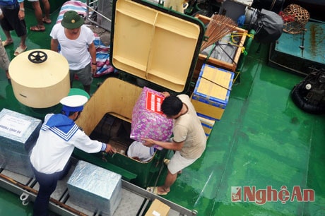 Lấy hàng từ khoang tàu đem lên boong
