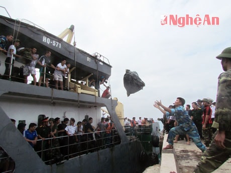 Hàng hóa nhanh chóng được giải phóng khỏi tàu để tránh biển động trở lại