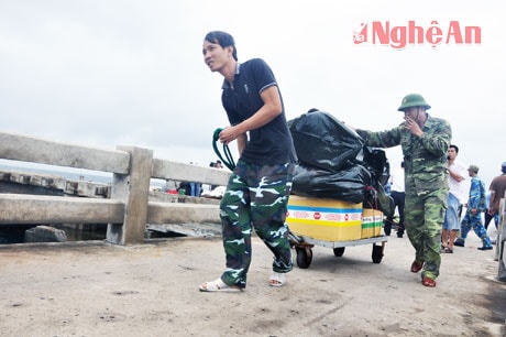 Lính đảo nhanh chóng mang hàng vào đảo