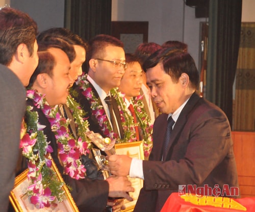 Đồng chí Huỳnh Thanh Điền - Phó Chủ tịch UBND tỉnh trao giải thưởng Khoa học  Công nghệ cho các tác giả đạt giải năm 2013. 