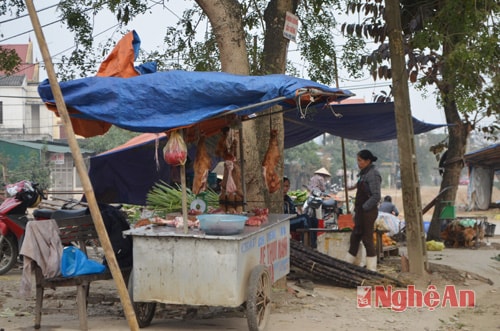 Thịt bày bán bên lề đường Nguyễn Sinh Sắc (TP. Vinh). 