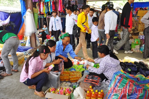 Một góc chợ Huồi Tụ (Kỳ Sơn) ngày phiên. Ảnh: Trần Hải