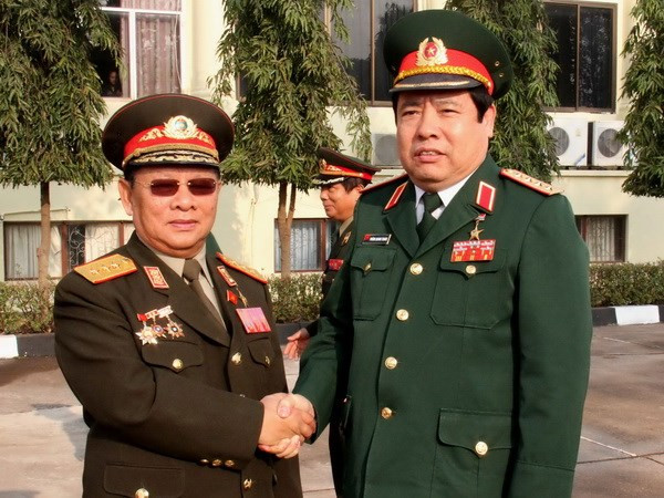Bộ trưởng Douangchay Phichith đón Bộ trưởng Quốc phòng Việt Nam Phùng Quang Thanh. 
