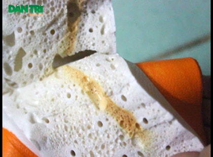 Dưới đế của loại dép Trung Quốc có dung dịch lạ màu vàng