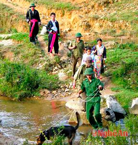 Công an, bộ đội biên phòng kết hợp với dân quân tự vệ  (xã Châu Khê) tuần tra bảo vệ biên giới.