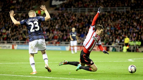 Cleverley phạm lỗi với Johnson