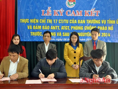 Đại diện các tổ chức Đoàn cơ sở ký kết cam kết thực hiện Chỉ thị 17.