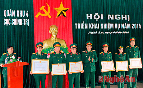 Thiếu tướng Trần Tiến Dũng, Phó Chính ủy Quân khu trao tặng bằng khen, giấy khen cho tập thể, cá nhân đạt thành tích xuất sắc năm 2013.