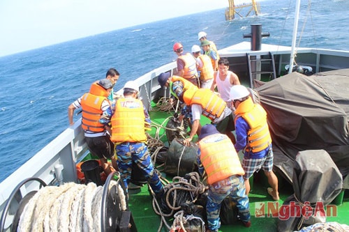 Buộc các túi quà đã được bọc ni lông vào dây