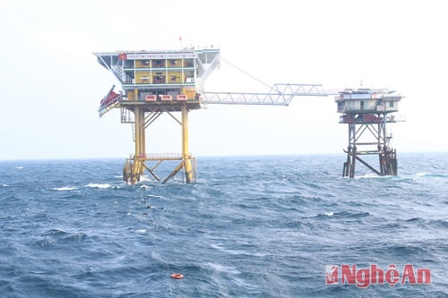 Cán bộ, chiến sỹ Nhà giàn kéo những thùng qua tết (Nhờ an hem kỹ thuật cho kỹ xảo vòng vào những hộp màu đen trên biển cho người đọc dễ nhận thấy) 