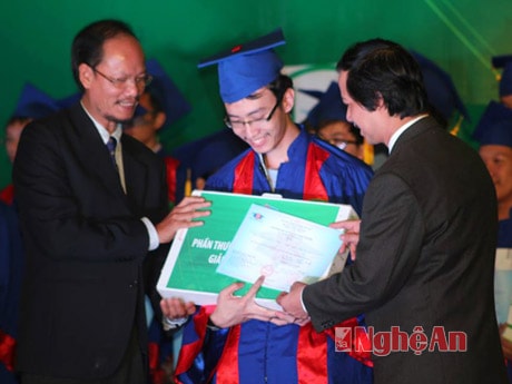 Em Thái Đình Phúc - cựu học sinh Trường THPT chuyên Phan Bội Châu,  huy chương Đồng Olympic Tin học châu Á nhận giải thưởng Hoa Trạng Nguyên.
