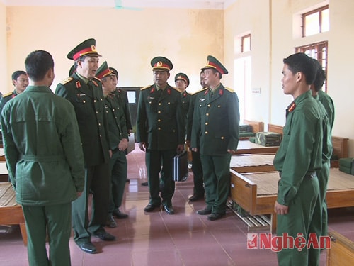 Trung tướng Nguyễn Hữu Cường thăm nơi ở của các chiến sỹ  tại đảo Cồn cỏ