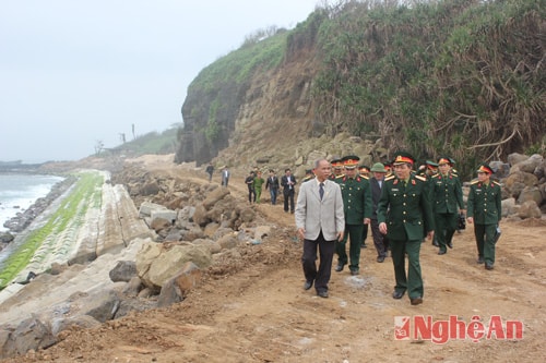 Trung tướng Nguyễn Hữu Cường kiểm tra khắc phục hậu quả thiên tai tại đảo Cồn cỏ