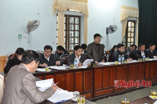 Đại diện Phòng Lao động TBXH huyện Quế Phong (người đứng) báo cáo tại buổi giám sát