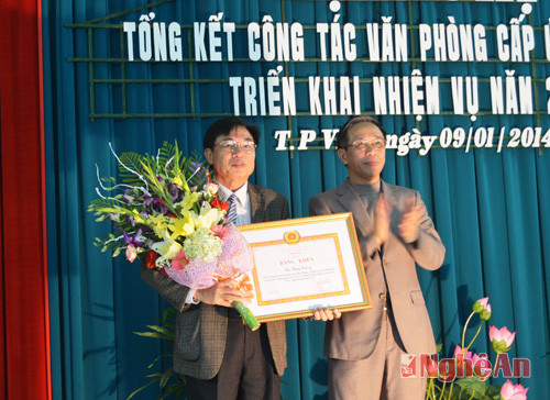  Đồng chí Trần Hồng Châu trao bằng khen cho cá nhân đồng chí Trần Công Dương - Chánh văn phòng Tỉnh ủy.